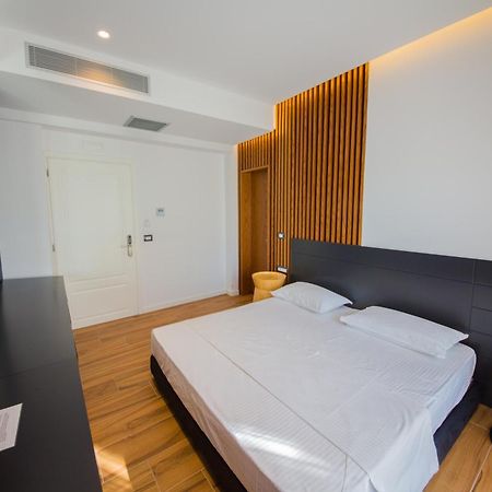 Adani Ksamil Quarto foto